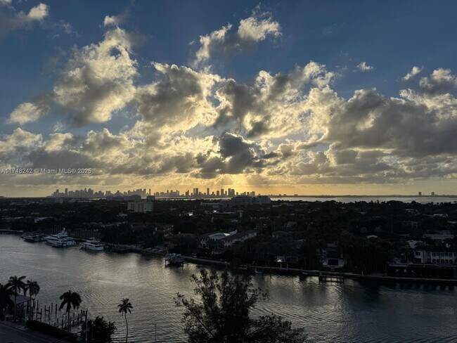 5001 Collins Ave in Miami Beach, FL - Building Photo - Building Photo