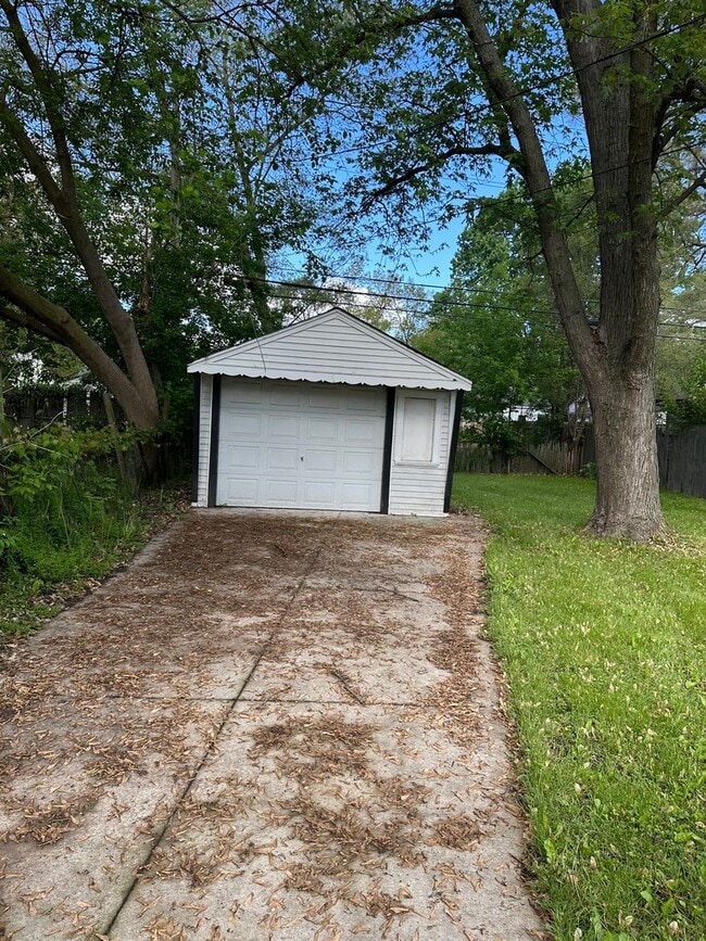 21105 Atlantic Ave in Warren, MI - Building Photo - Building Photo