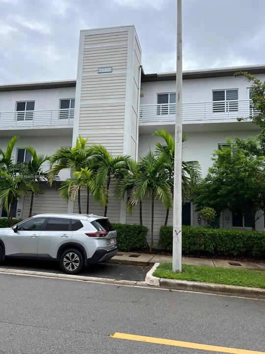 6425 NW 103rd Pl in Doral, FL - Foto de edificio