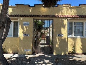 4307 S Normandie Ave in Los Angeles, CA - Foto de edificio - Building Photo