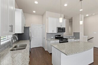 221 E Courtland Pl in San Antonio, TX - Building Photo - Building Photo