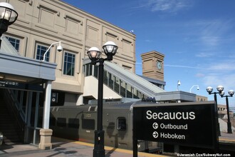 111 Park Plaza Dr in Secaucus, NJ - Foto de edificio - Building Photo