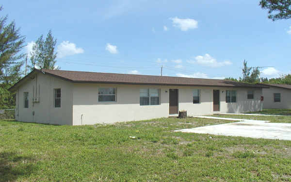 4550-4572 Gulfstream Rd in Lake Worth, FL - Building Photo - Building Photo