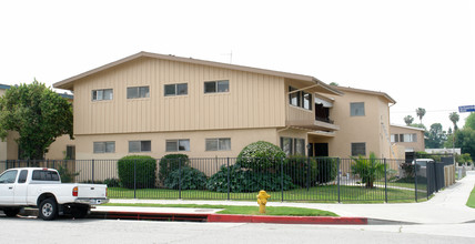 8320 Lindley Ave in Northridge, CA - Building Photo - Building Photo