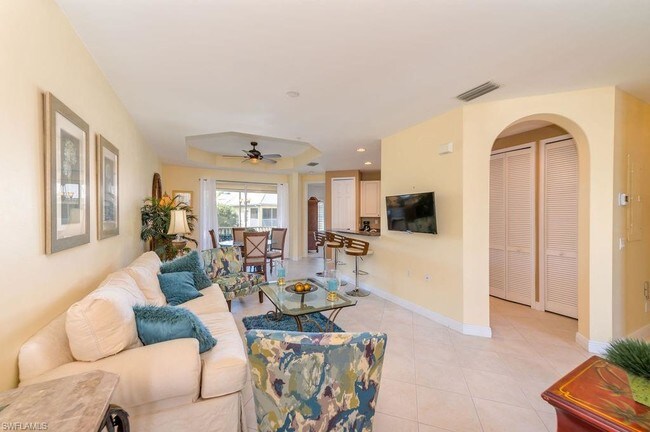 1405 Sweetwater Cove-Unit -203 in Naples, FL - Foto de edificio - Building Photo