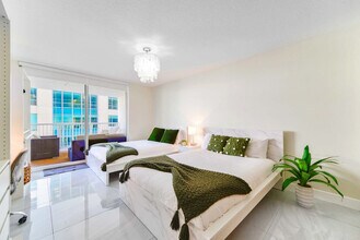 1 SE 12th St in Miami, FL - Building Photo - Building Photo