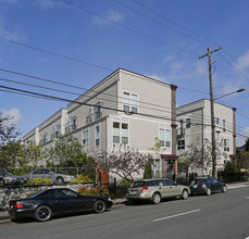 Sumner Brownstones in Portland, OR - Foto de edificio - Building Photo