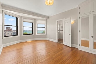 2900 E Jefferson Ave, Unit D700 in Detroit, MI - Foto de edificio - Building Photo