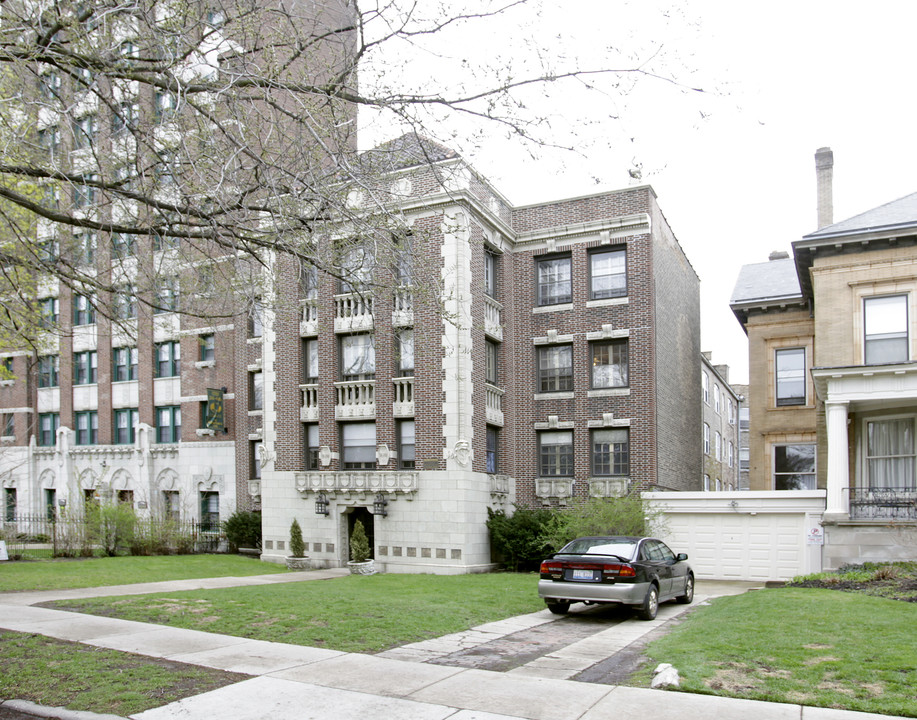 Manor House in Chicago, IL - Building Photo