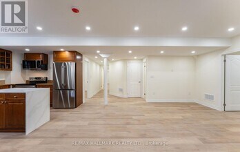 536 Highcliffe Dr in Vaughan, ON - Building Photo - Building Photo