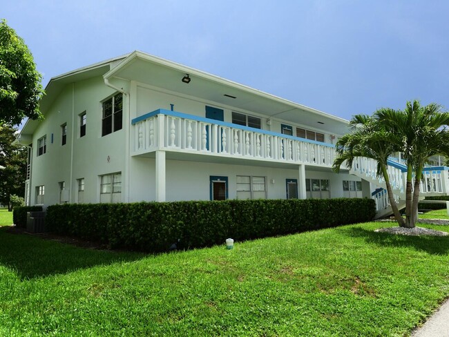 124 Oakridge H in Deerfield Beach, FL - Foto de edificio - Building Photo