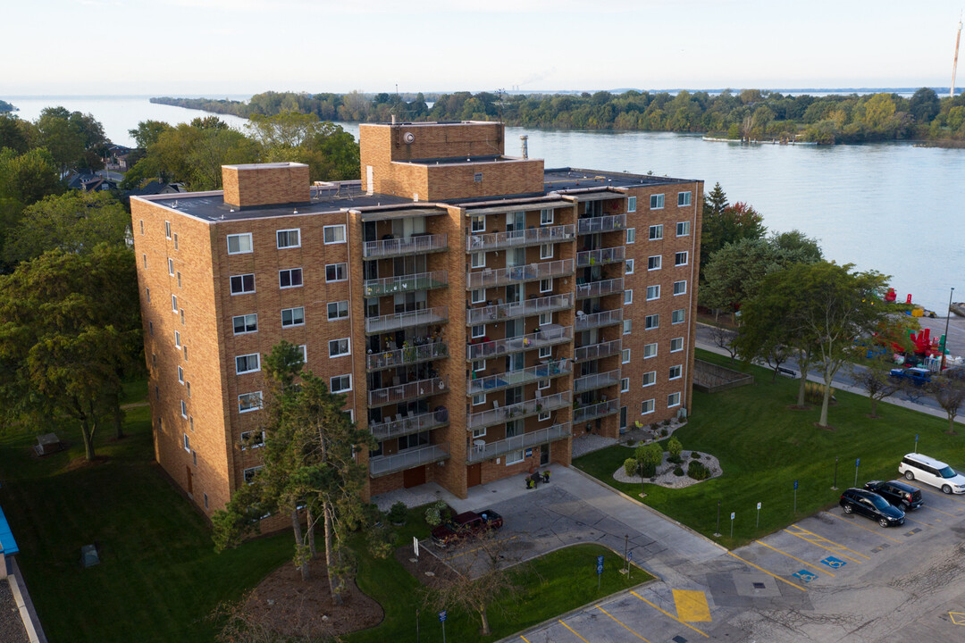 Dalhousie Place in Amherstburg, ON - Building Photo