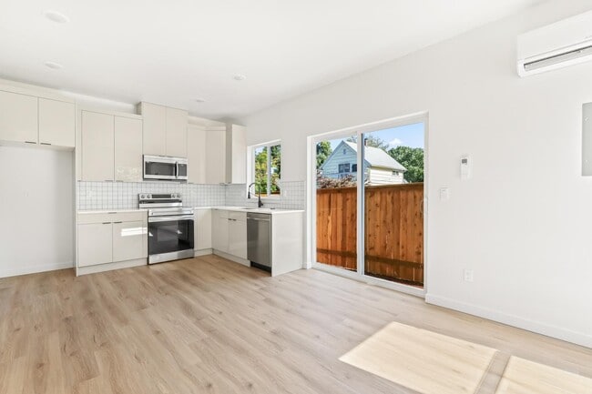 7009 NE 8th Ave in Portland, OR - Building Photo - Building Photo