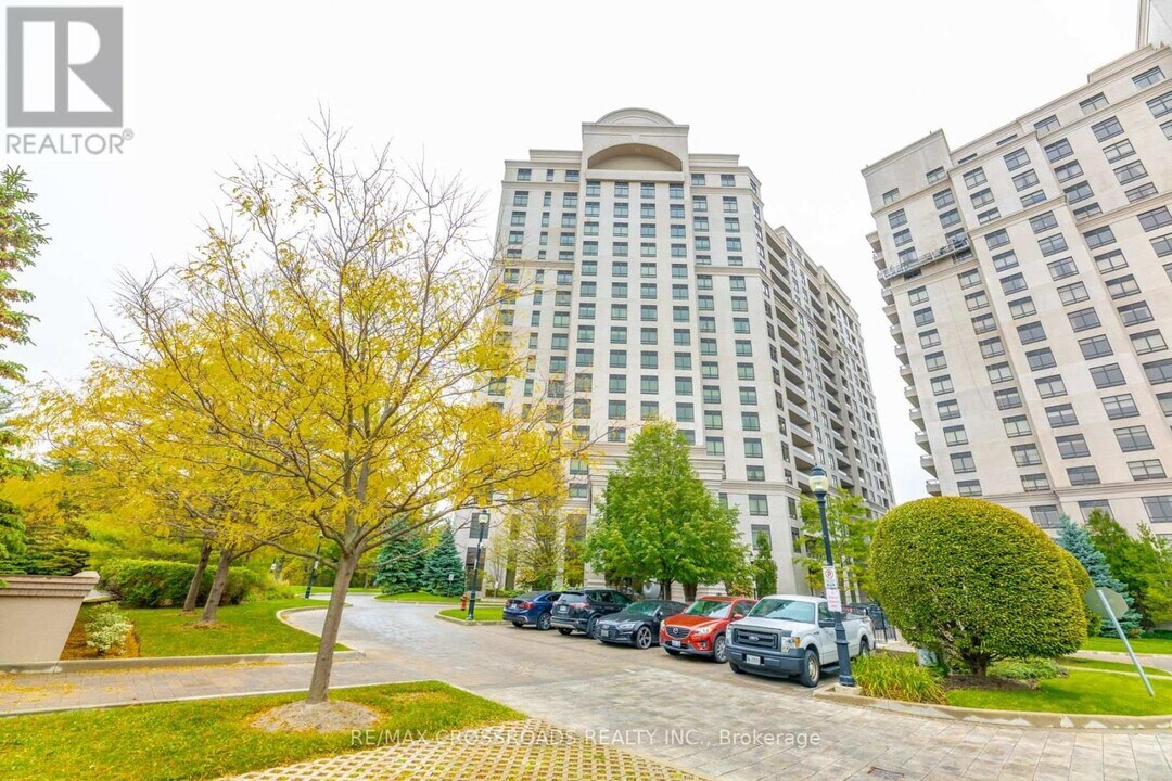 9255 Jane St in Vaughan, ON - Building Photo