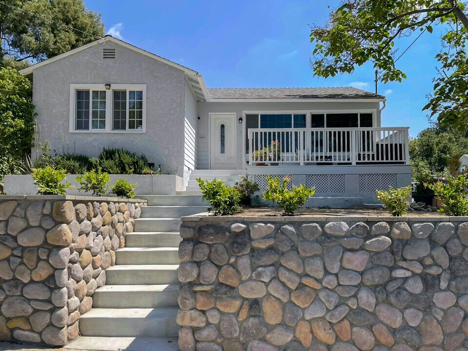 2415 Mayfield Ave in Montrose, CA - Foto de edificio