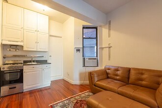 223 W 10th St-Unit -1 in New York, NY - Building Photo - Building Photo