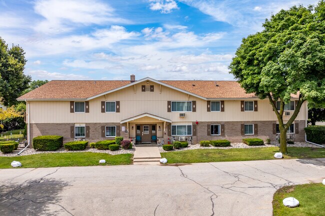 Barton Avenue Estates in West Bend, WI - Foto de edificio - Building Photo
