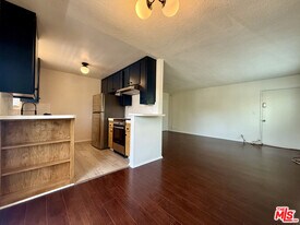 6350 Willoughby Ave in Los Angeles, CA - Building Photo
