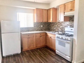 4735 W Broadway, Unit Studio in Hawthorne, CA - Building Photo