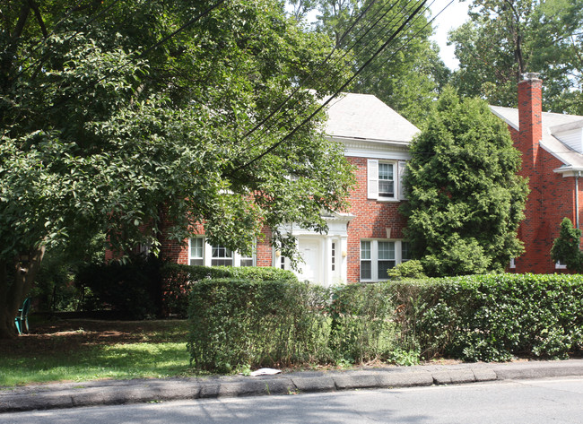 8501 Flower Ave in Takoma Park, MD - Foto de edificio - Building Photo