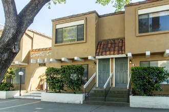 Camellia Court Apartments in Sacramento, CA - Foto de edificio - Building Photo