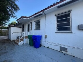 2732 SW 23rd Ter in Miami, FL - Building Photo - Building Photo
