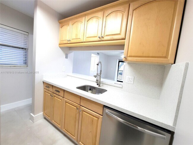 9728 Hammocks Blvd in Miami, FL - Building Photo - Building Photo