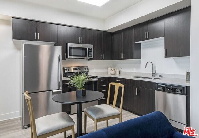 521 W Colorado St in Glendale, CA - Building Photo - Building Photo