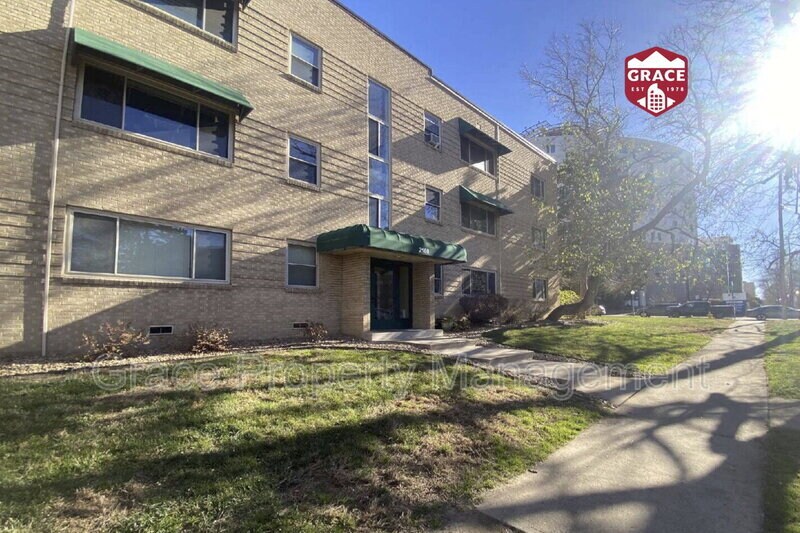 2100 Franklin St in Denver, CO - Building Photo