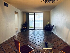 111 Lake Emerald Dr in Oakland Park, FL - Building Photo - Building Photo