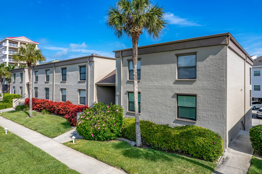 Sea Club in Indian Shores, FL - Building Photo