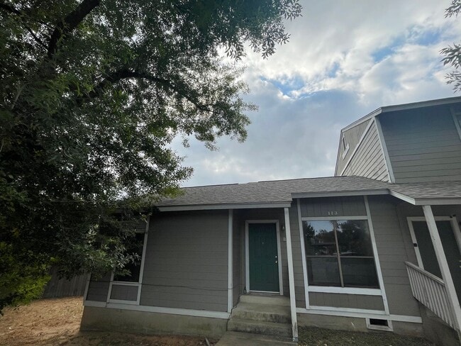 113 Hillside Dr in Elgin, TX - Foto de edificio - Building Photo