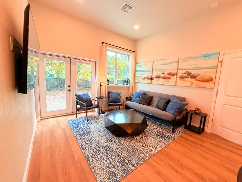 921 NE 4th Pl-Unit -B in Gainesville, FL - Building Photo