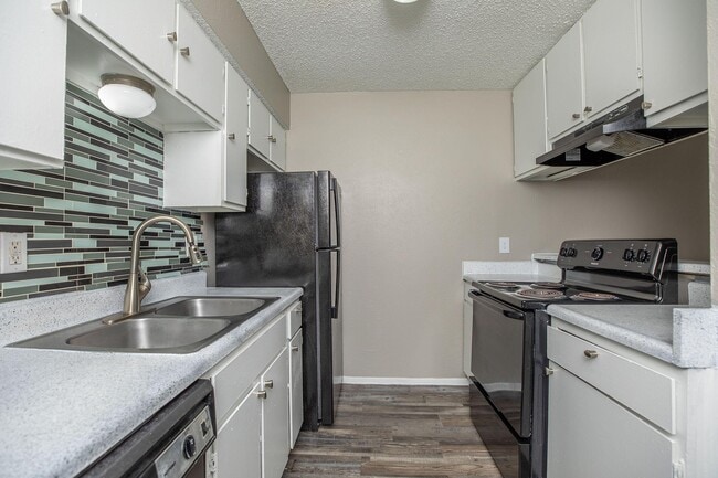 Toscana Apartments in Bedford, TX - Foto de edificio - Building Photo