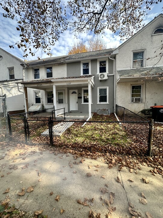 1207 Clover Ln in Chester, PA - Building Photo