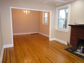 72 Pearsall Ave in Lynbrook, NY - Building Photo - Building Photo
