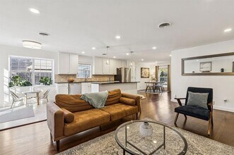 10525 Castlegate Dr in Dallas, TX - Foto de edificio - Building Photo