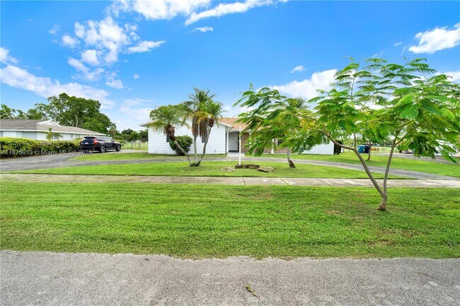 15425 Palmetto Lake Dr in Miami, FL - Building Photo - Building Photo