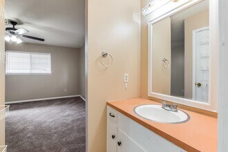 2802 St Edwards Cir in Austin, TX - Foto de edificio - Building Photo