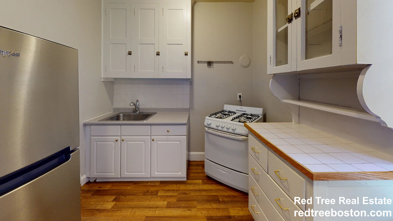 115 College Ave, Unit 28 in Somerville, MA - Building Photo