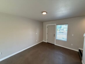 2901 Waverly Dr SE in Albany, OR - Building Photo - Building Photo
