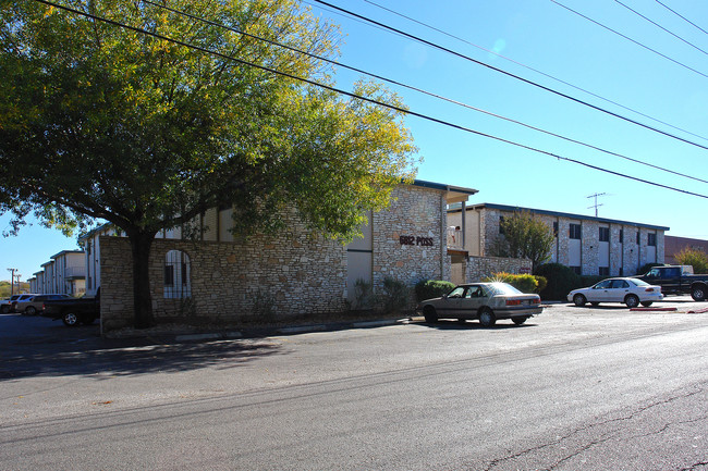 Leon Trace Apartments in San Antonio, TX - Building Photo - Building Photo