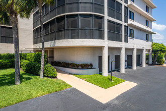 Vanderbilt Yacht and Racquet Club in Naples, FL - Building Photo - Building Photo