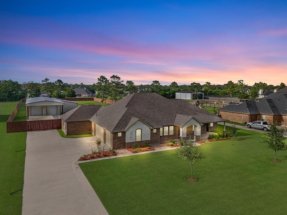 4857 Dutton Lake Dr in Baytown, TX - Building Photo