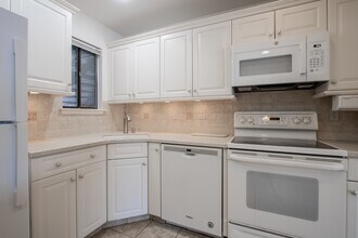 24 Danbury Ct in Red Bank, NJ - Building Photo - Building Photo