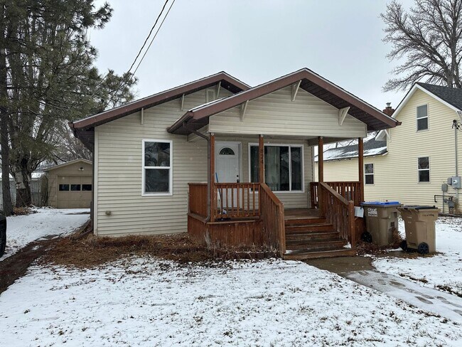 property at 824 6th Ave NW