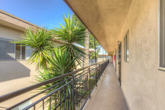 Le Chateau Apartments in Lynwood, CA - Building Photo - Building Photo