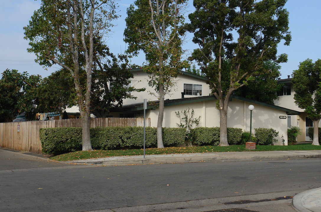 256-264 S McCoy Rd in Orange, CA - Building Photo