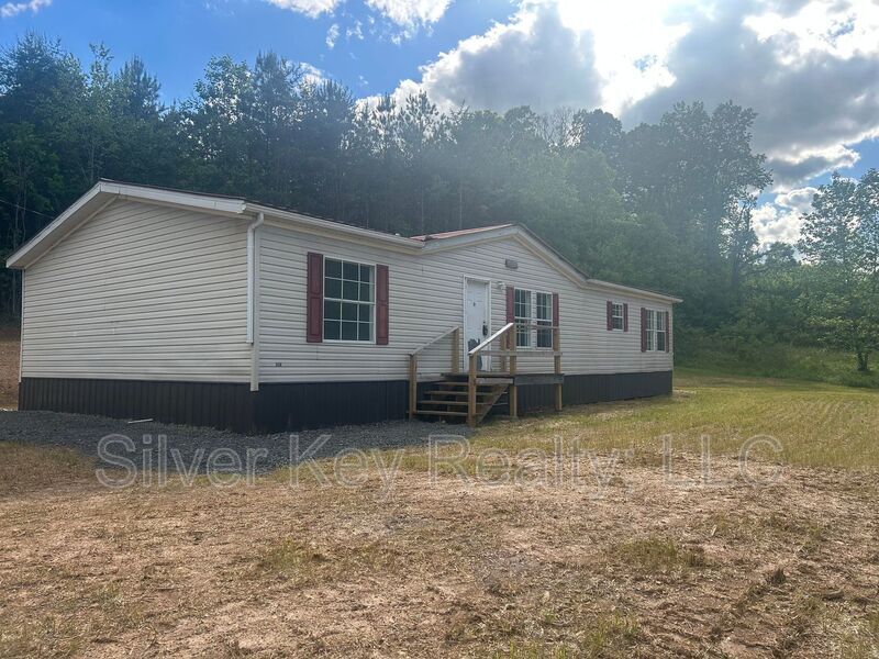 240 Co Rd 275 in Athens, TN - Building Photo