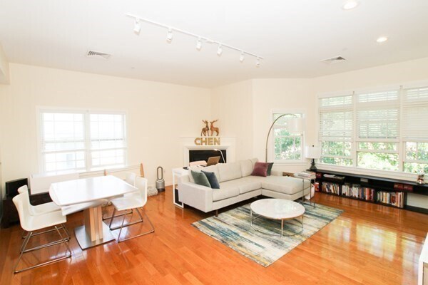 185 High St, Unit 304 in Brookline, MA - Building Photo